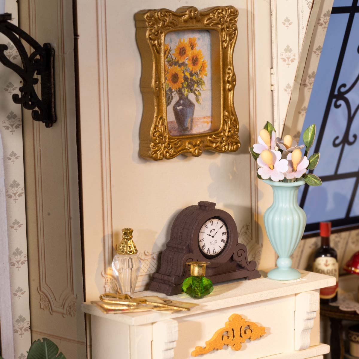 Catherine's Living Room DG175 Nahaufnahme des Kaminsimses und des Vintage-Dekors