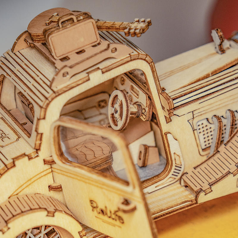 Nahaufnahme des Rolife Vintage Car-Innensitzes und Lenkrads
