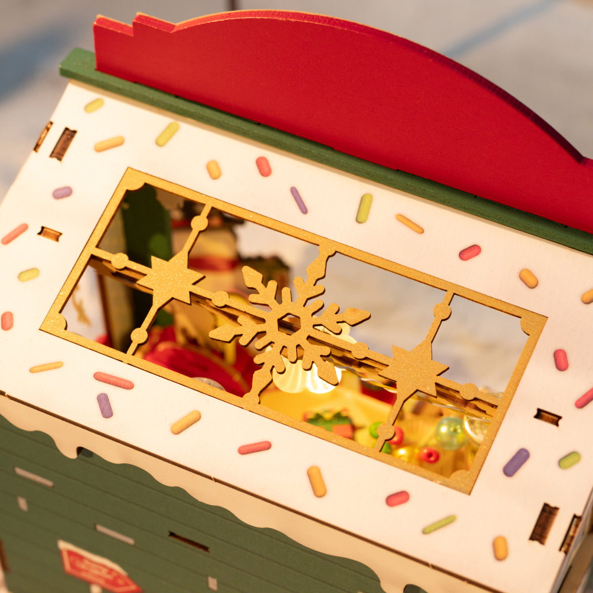 Weihnachts-Süßigkeitenstand DS043, Nahaufnahme der Schneeflocke am Dachfenster und Details der Weihnachtsbeleuchtung