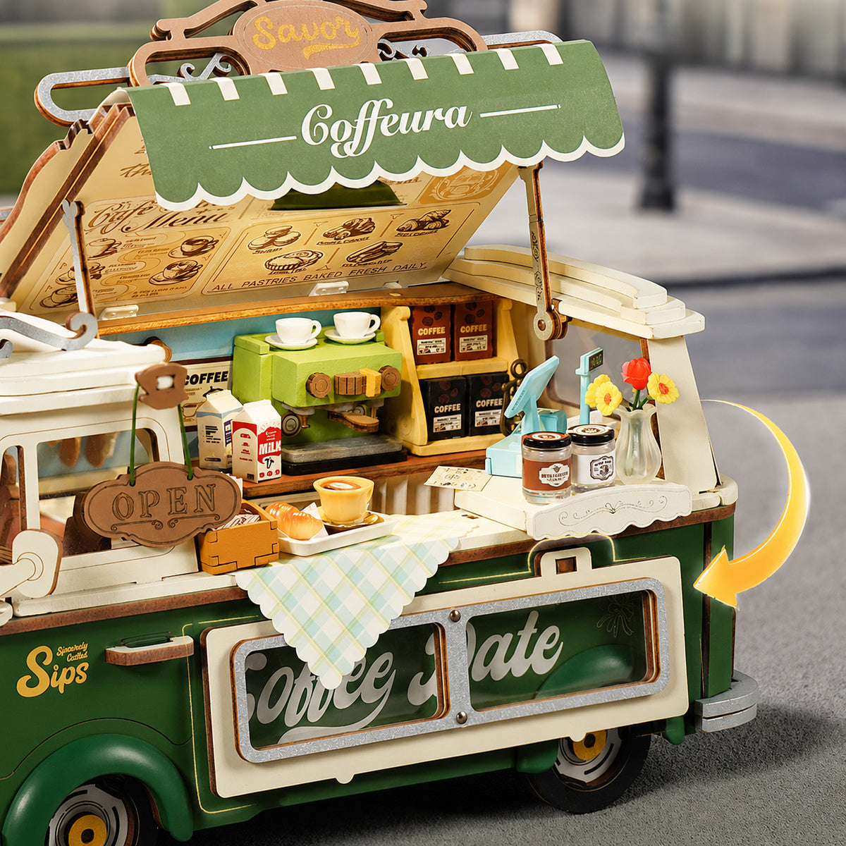 Nahaufnahme der Theke von Leo's Coffee Truck TGS07 mit Kaffeetassen, Speisekarte und Blumen