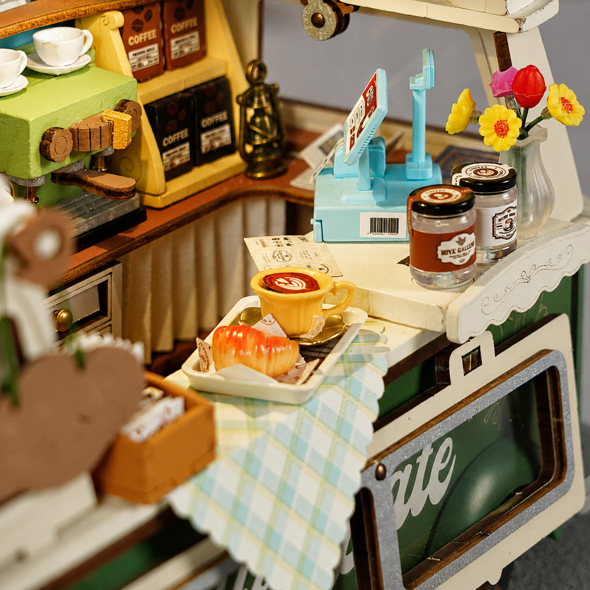 Leo's Coffee Truck TGS07-Kombiszene mit Beverly's Ice Cream Truck und Miniaturfiguren