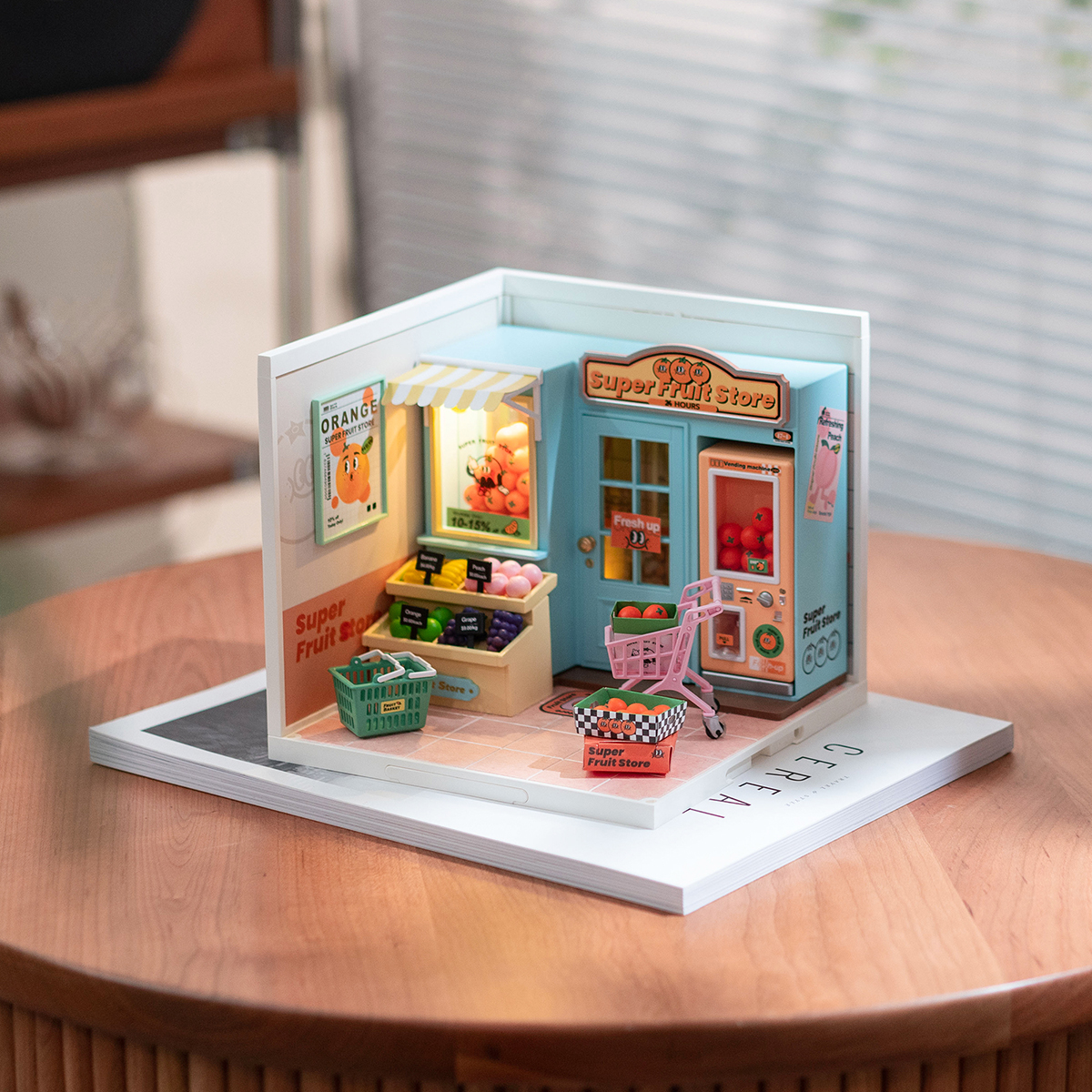 Rolife Super Fruit Store Super Creator Miniaturhaus DW003 Tischdisplay auf einem runden Tisch