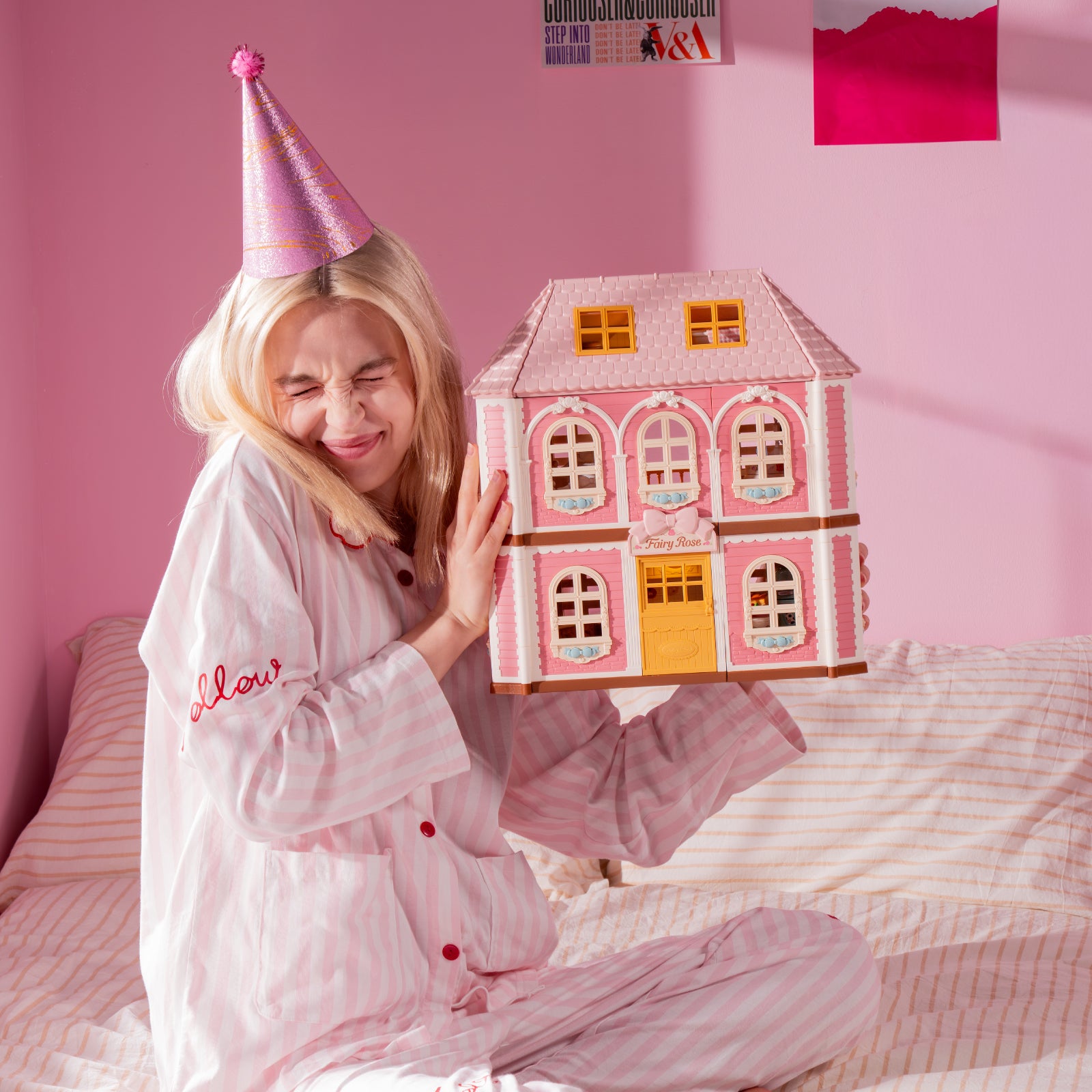 Rolife Fairy Rose Cottage HH001 geschlossenes rosa Puppenhaus in einer Schlafzimmer-Szene.