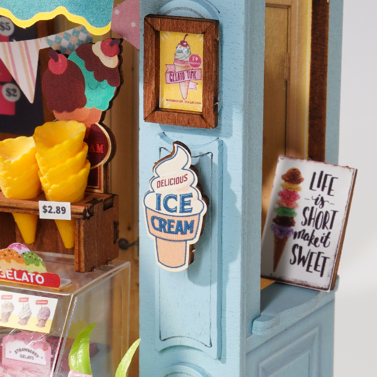 Details zum Gelato Stall Shop mit Eisschild, Tür und Wandplakat