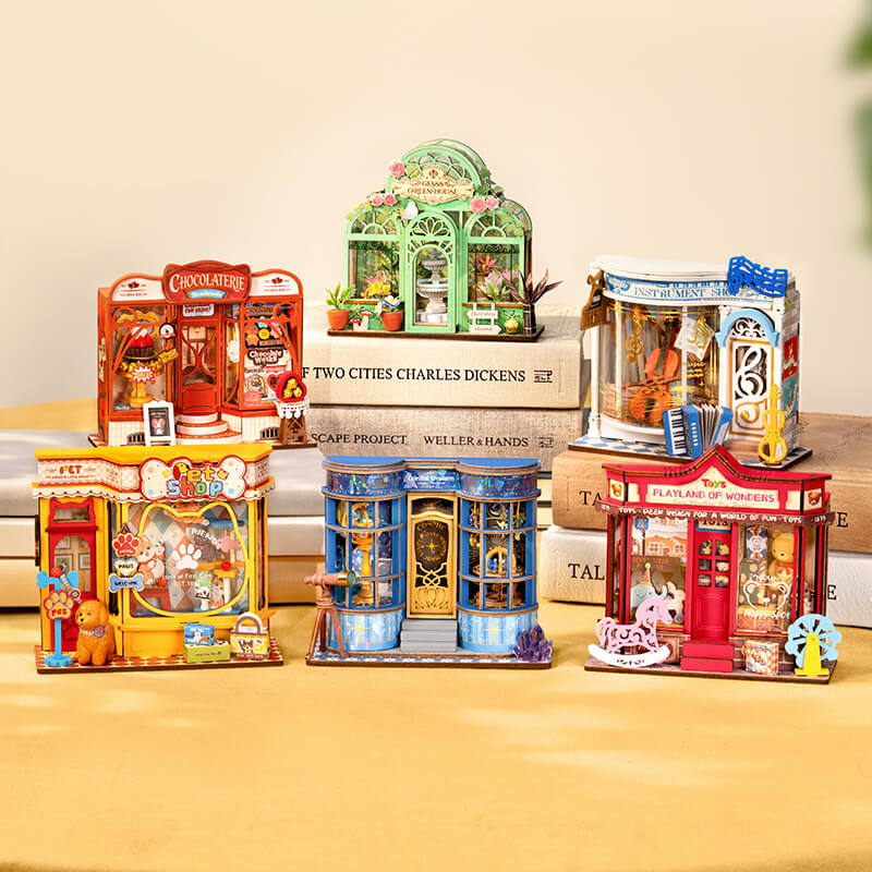 Sammlungsdisplay der Rolife Mini Stores-Serie mit fünf Miniatur-Ladenmodellen