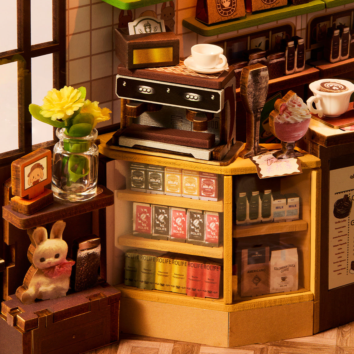 Holiday Cafe TGB15 Nahaufnahme der Kaffeebar, Bücher und Details der Hasenfigur