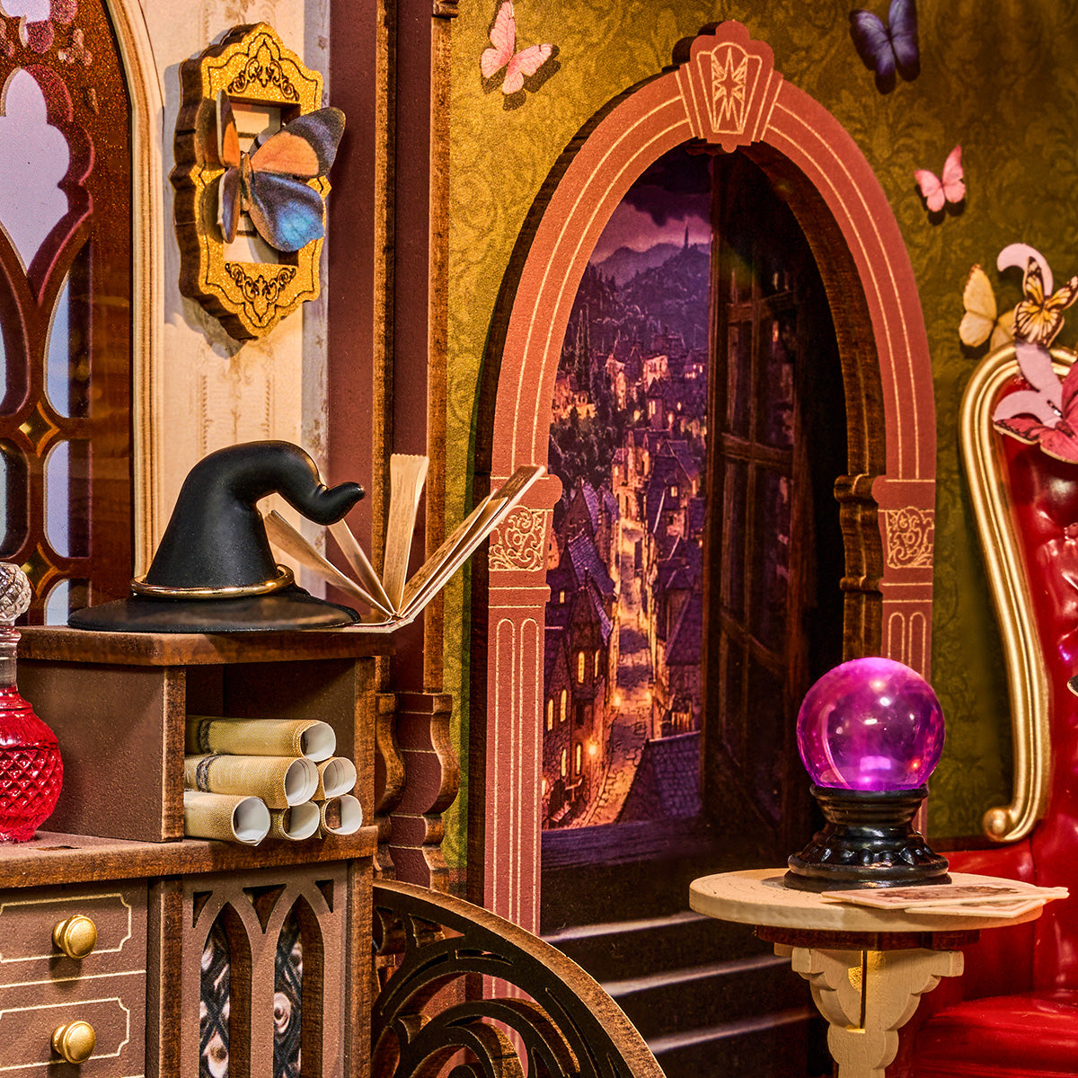 Magic Fantasy Corner TGB14 Nahaufnahme der gewölbten Tür und Zauberer-Requisiten