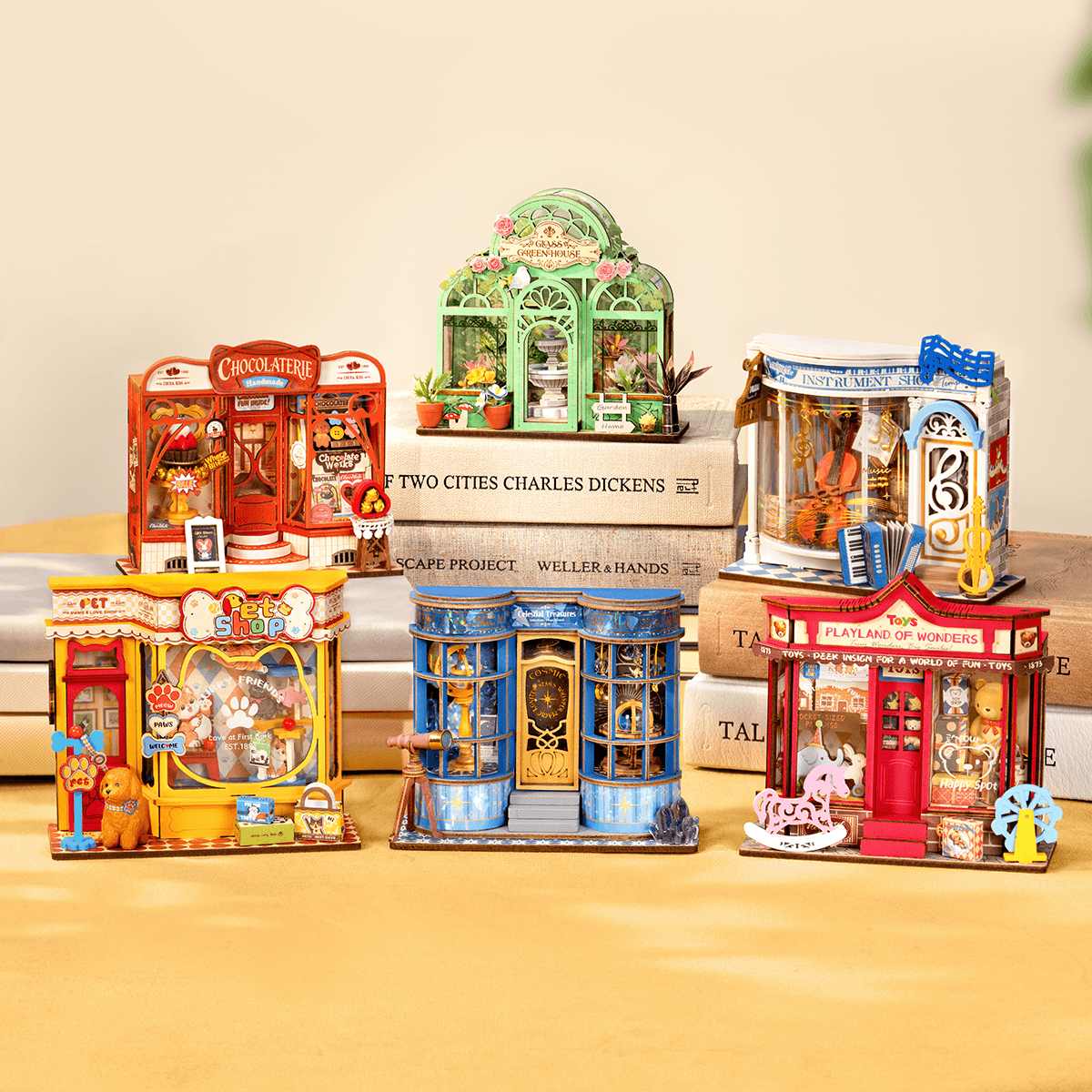 Sammlungsdisplay der Rolife Mini Stores-Serie mit fünf Miniatur-Ladenmodellen