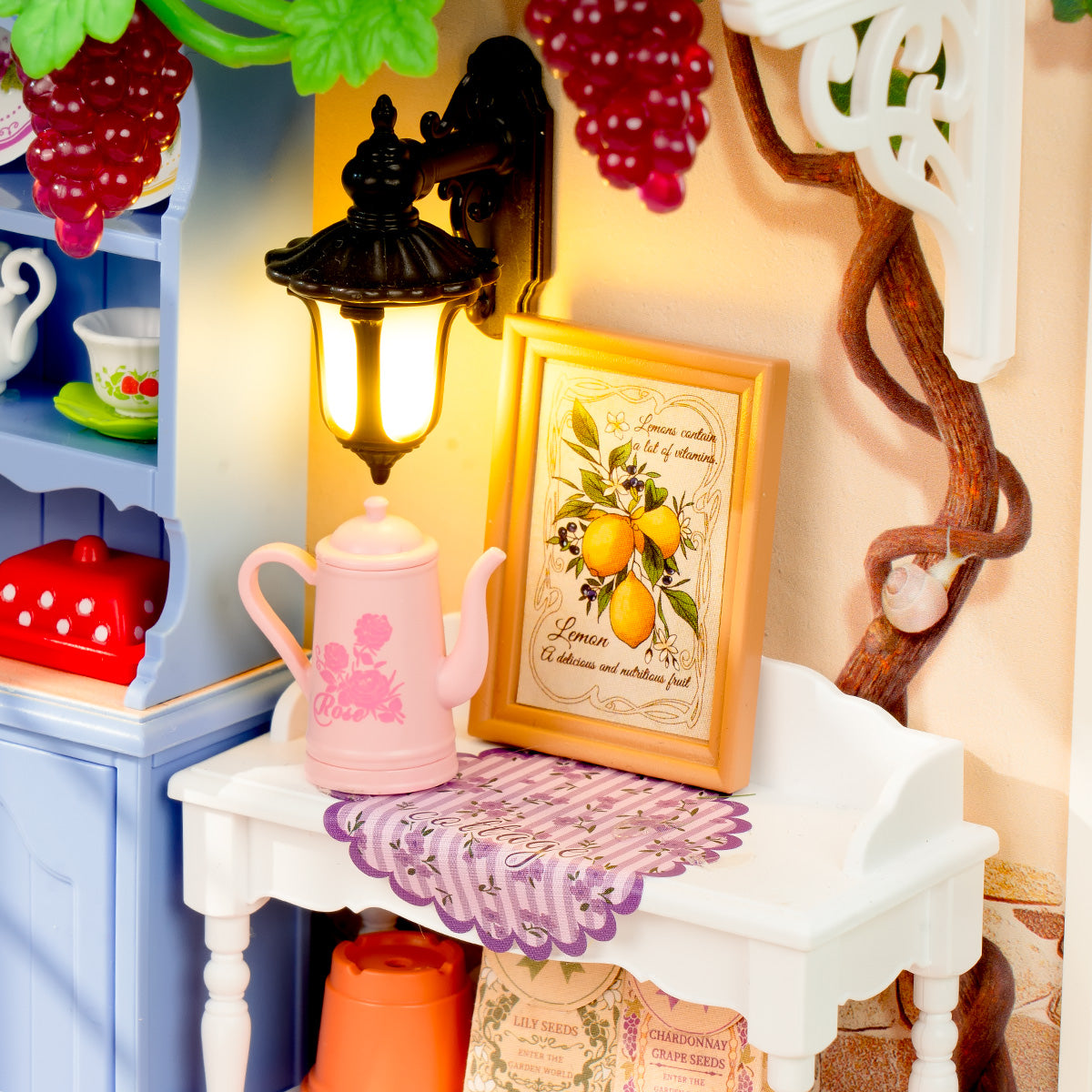Midsummer Dream Yard DW025 Nahaufnahme der Lampe, gerahmter Kunst und Tischdetails