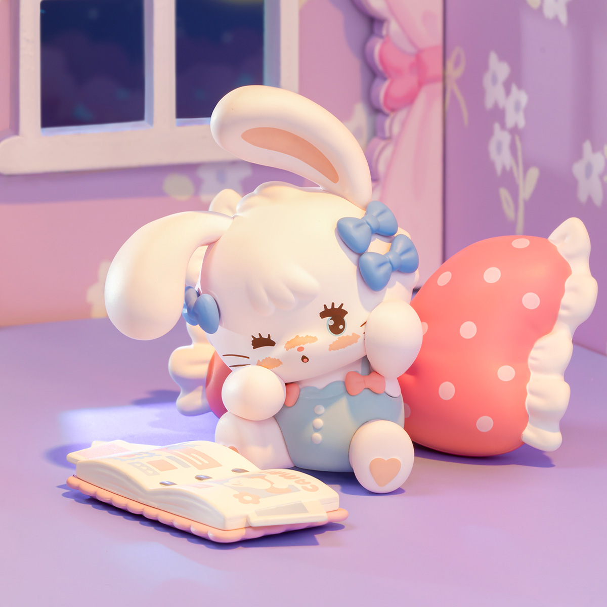 Mikko Babies Little World Bedtime Reading Secret Edition-Figur auf einem zartrosa Stuhl