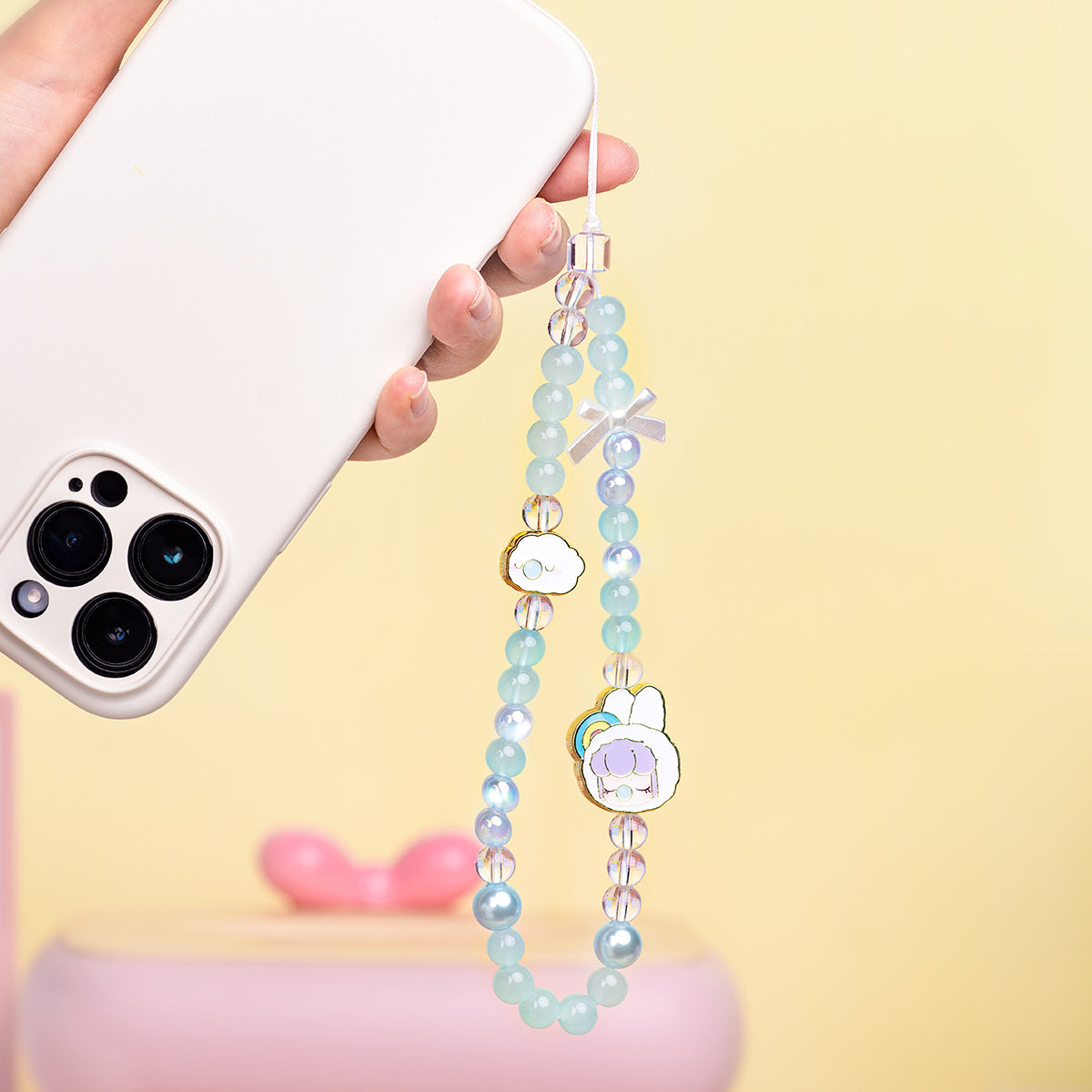 Nanci Sweet Time-Telefonband, das an einem Smartphone befestigt ist