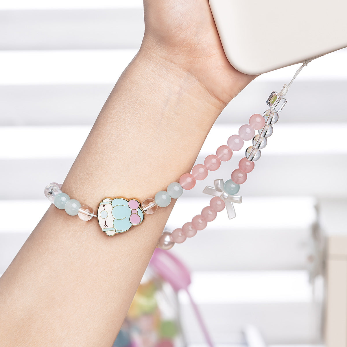 Nanci Sweet Time-Handyband, das als Perlenarmband getragen wird