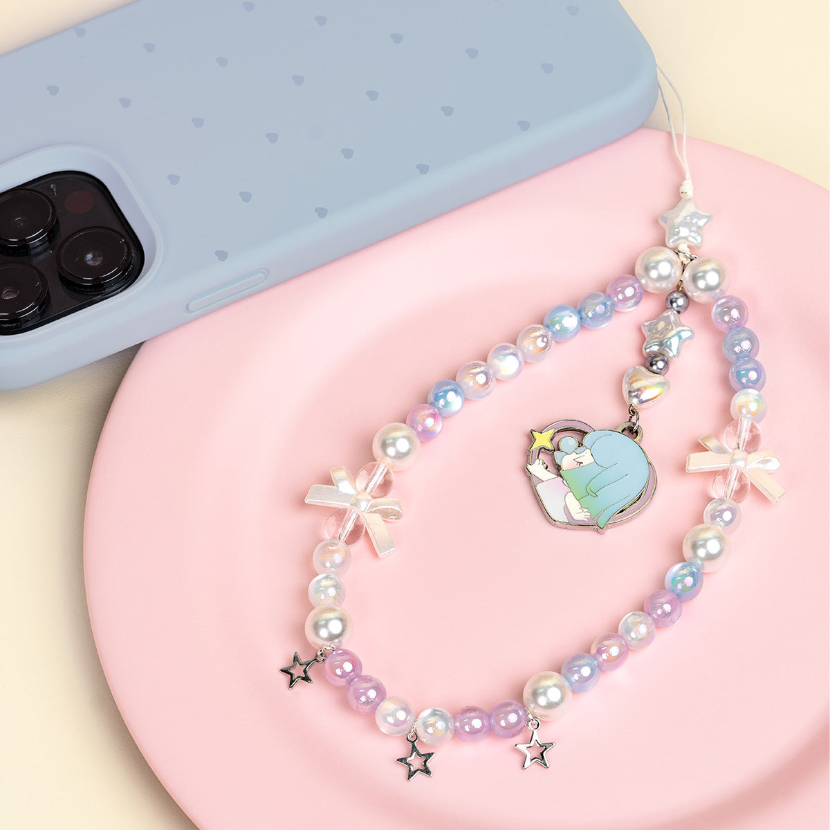 Nanci Sweet Time Hidden Edition-Handyband auf einem rosa Tablett