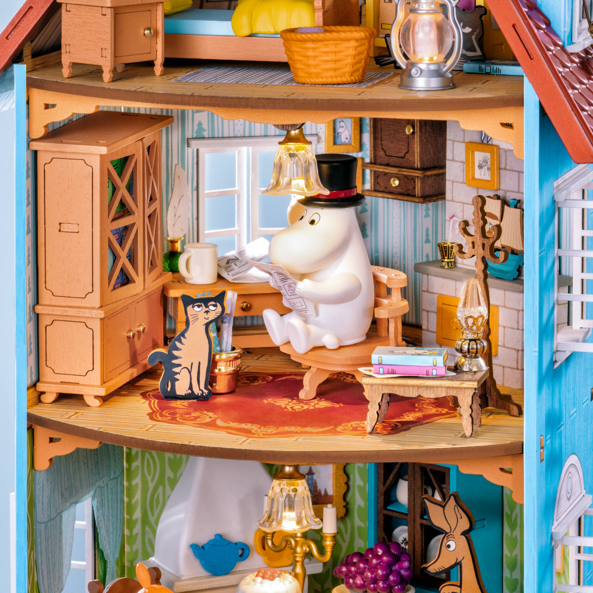 Rolife Moominhouse DIY-Miniaturhaus, Arbeitszimmer, Nahaufnahme mit Muminpapa und Katze