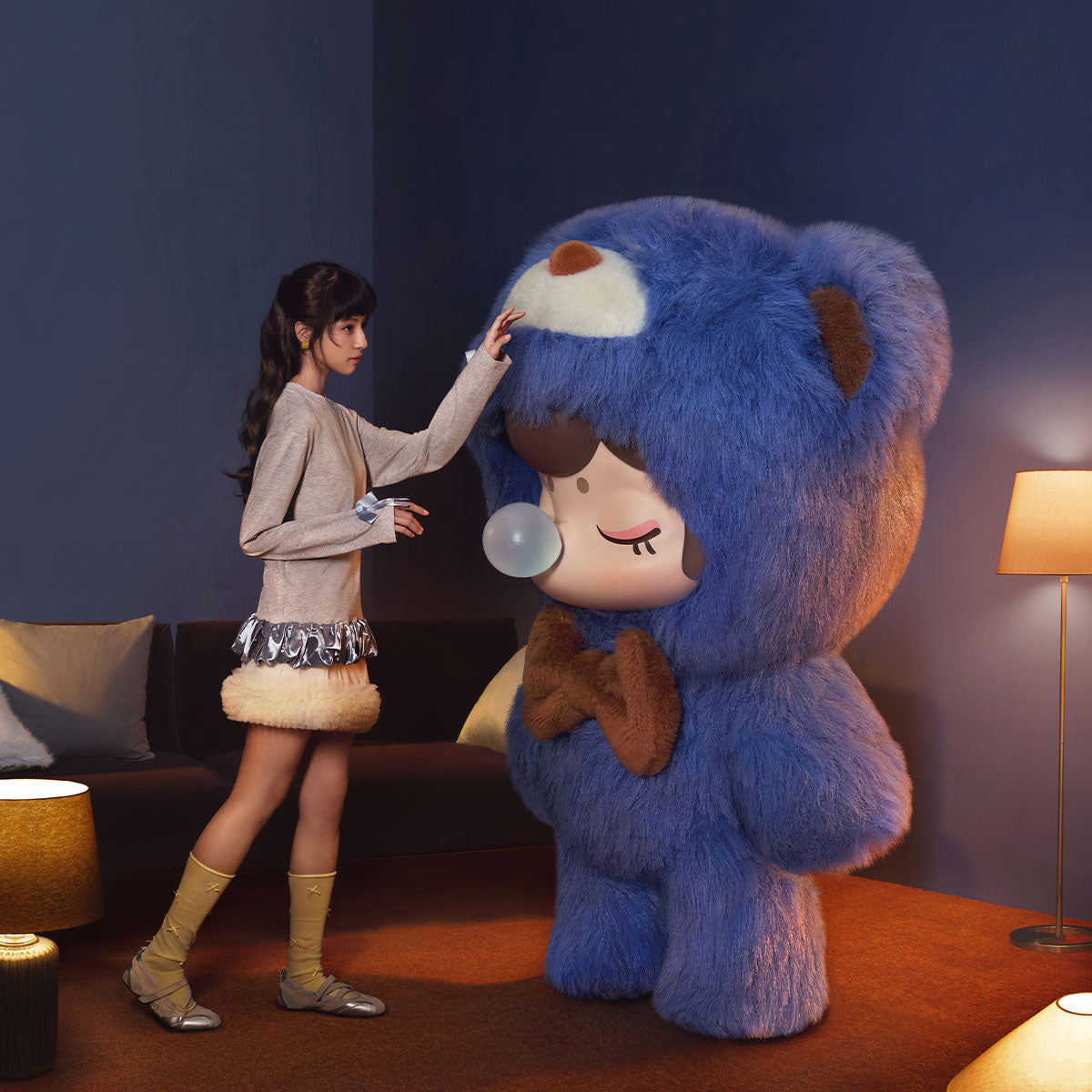 Rolife Nanci Bear Inner World blauer Bär Plüschanhänger Schlafzimmer Lifestyle-Szene