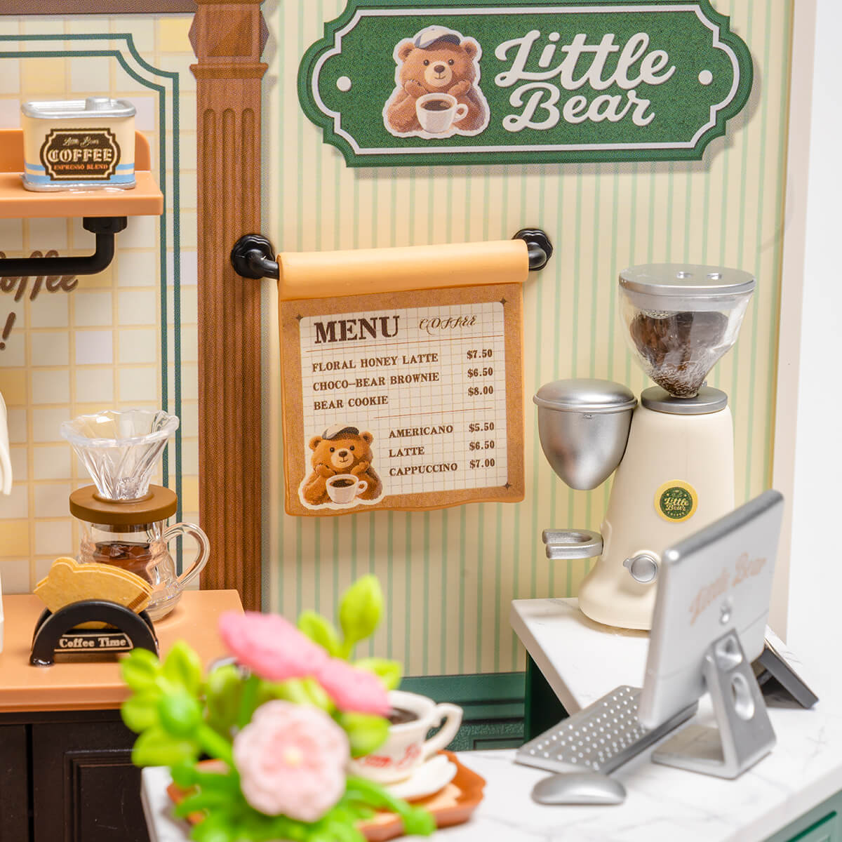 Nahaufnahme der Menütafel, der Mühle, der Blumen und der Thekenwerkzeuge des Perfect Romance Cafe