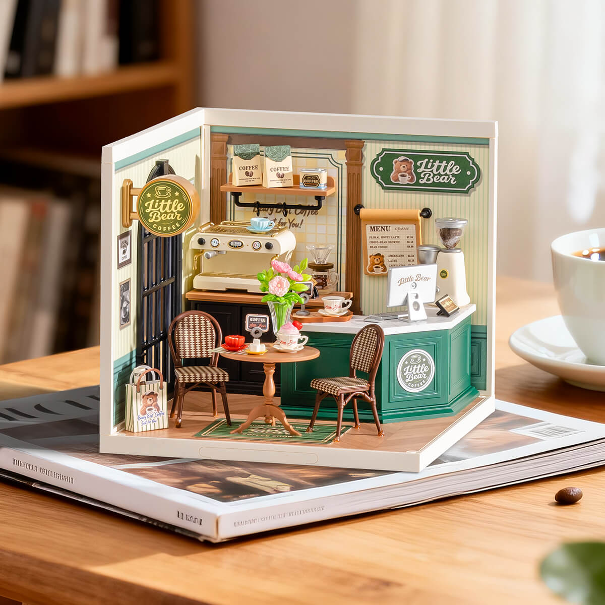 Perfektes Miniaturmodell von Romance Cafe auf einem Tablet mit einer Kaffeetasse in der Nähe
