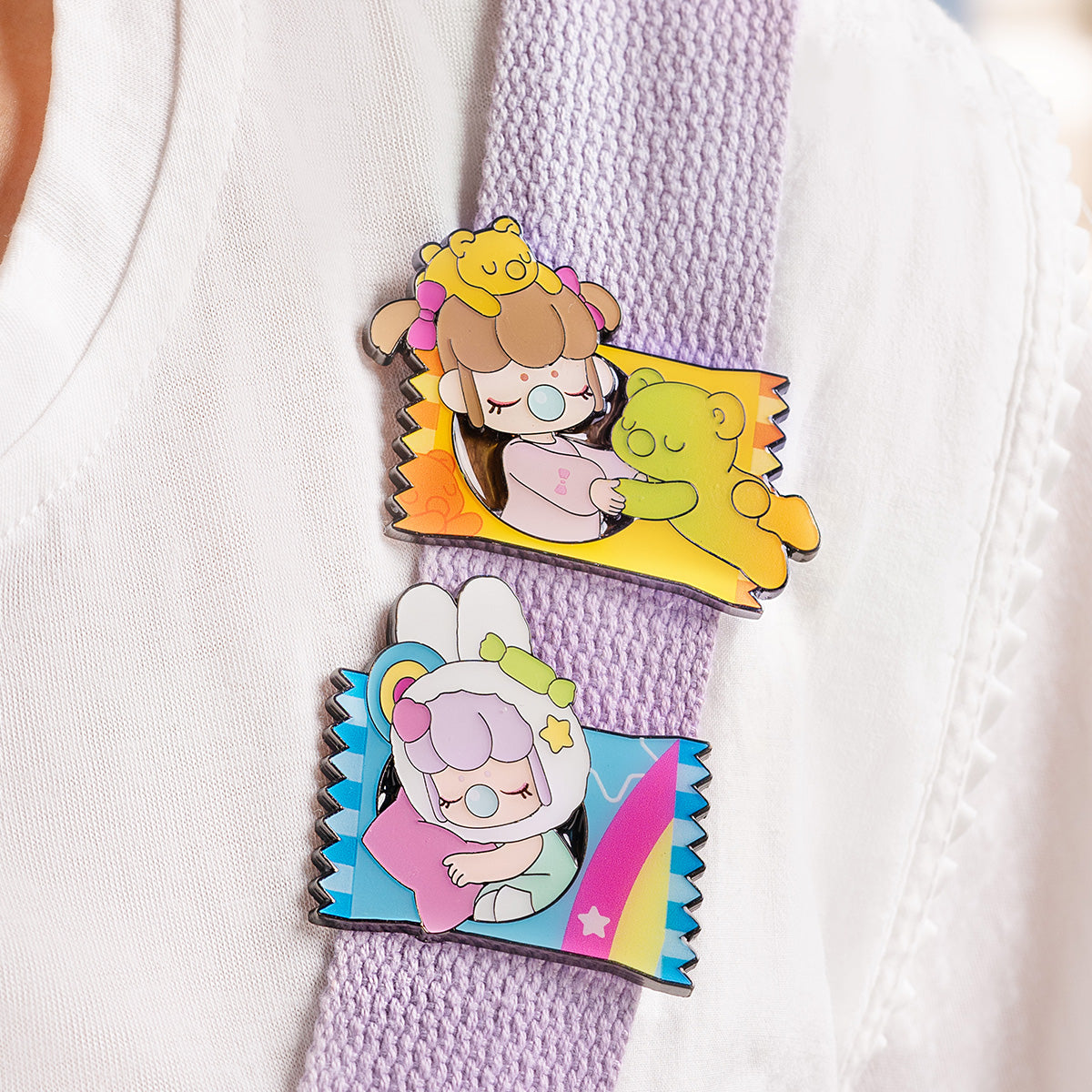 Nanci Sweet Time-Abzeichen, an einem Taschenriemen befestigt