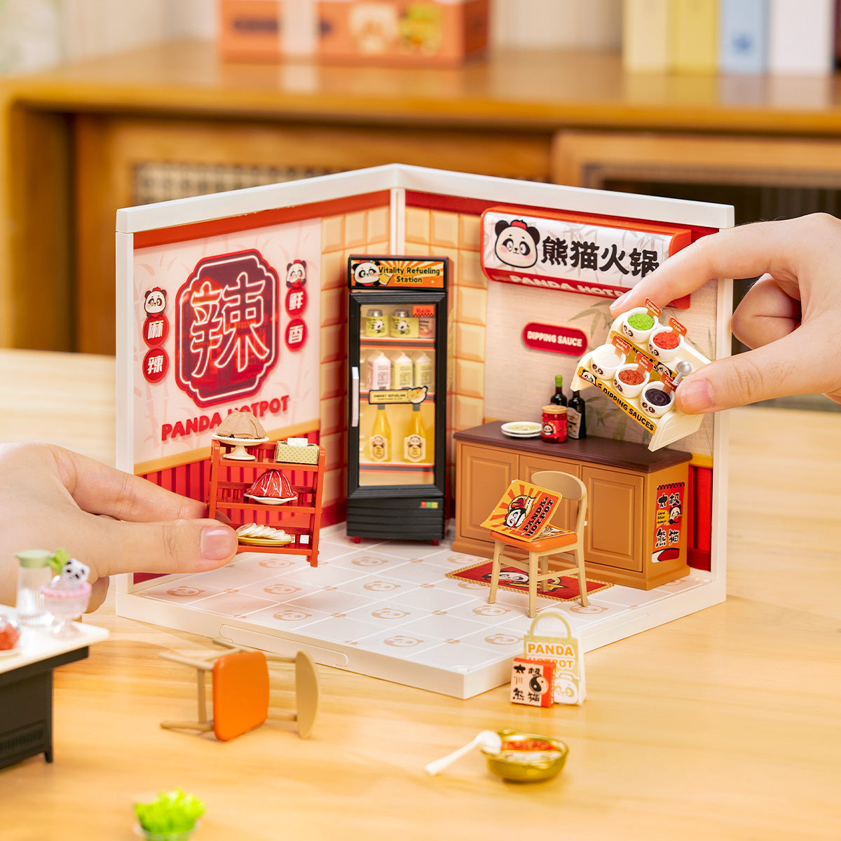 Panda Hot Pot DW020 vorgetäuschte Spielszene mit Figuren- und Hot Pot-Tischdetails