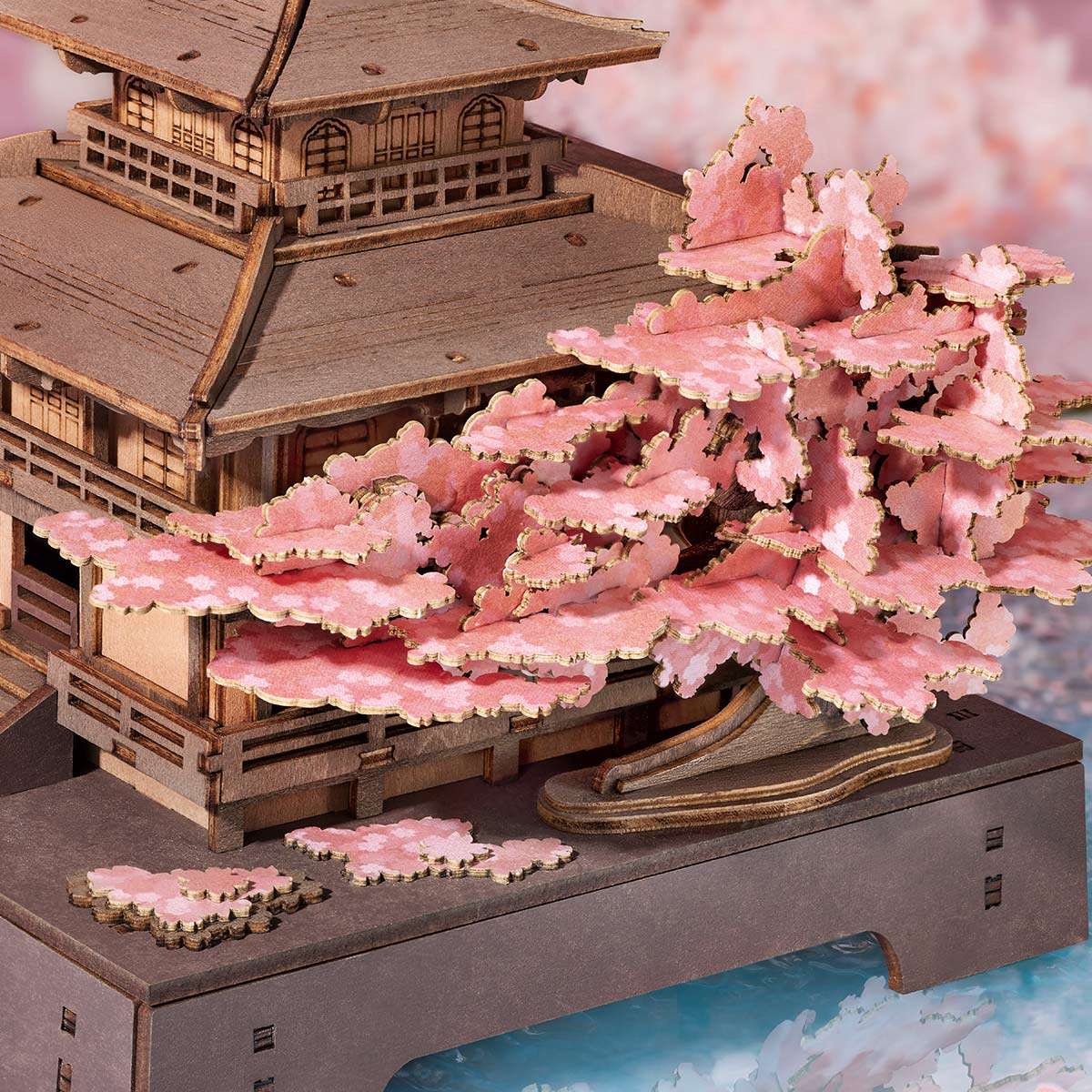 Nahaufnahme des rosa Kirschblütenbaums des Rolife Sakura Pavilion und Details des Holzpavillons