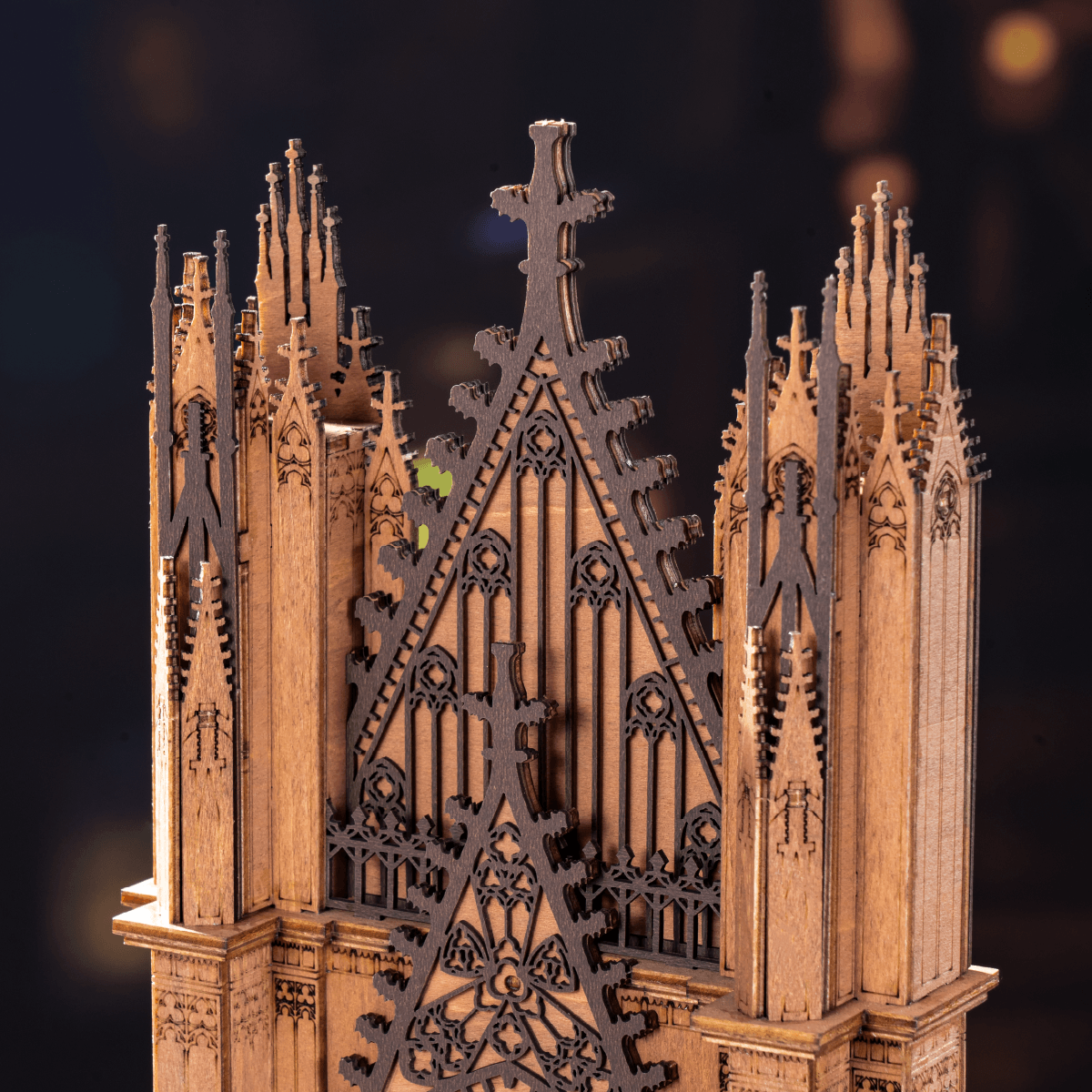 Rückansicht der Twin-Tower-Kathedrale mit geschichteten gotischen Holzdetails