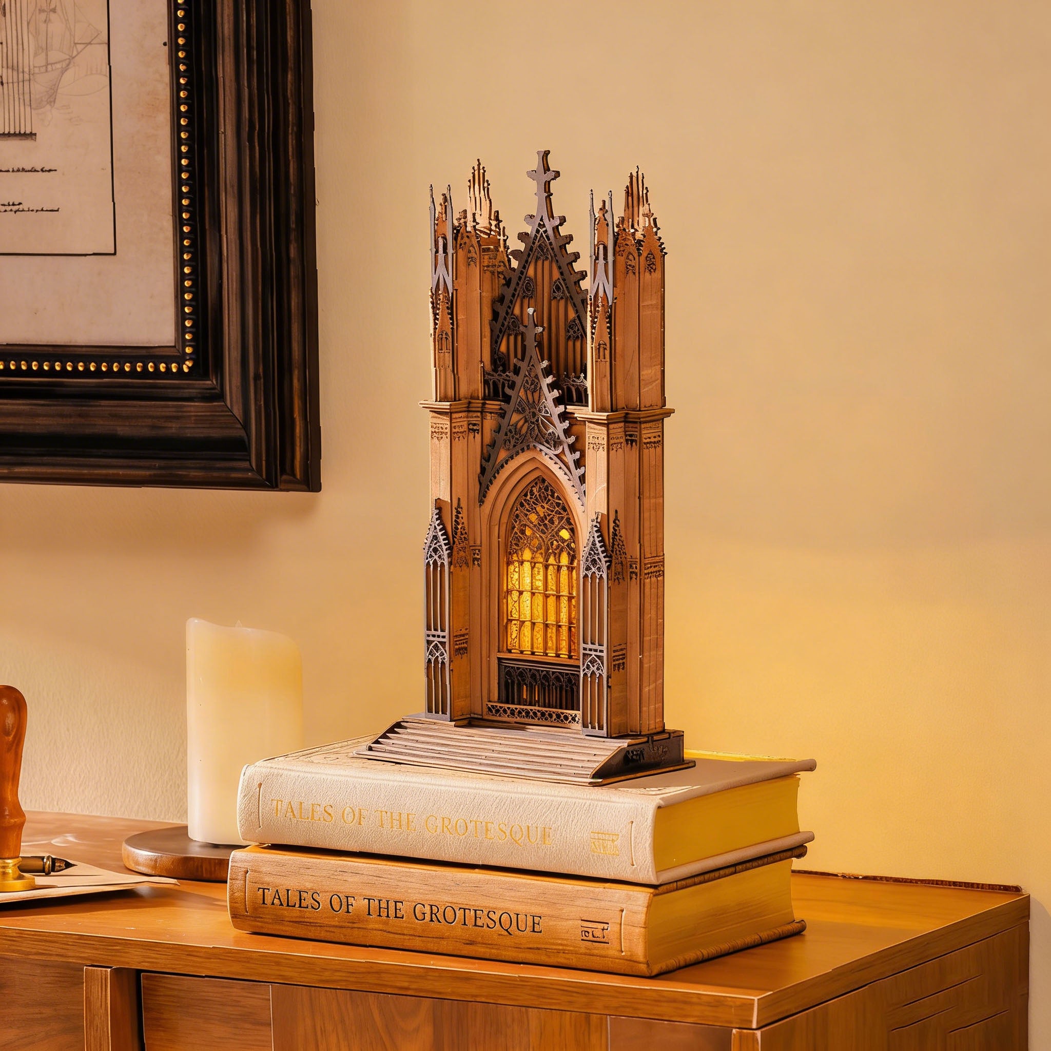 Twin-Tower Cathedral TGA01 hölzerne Puzzle-Laterne, die auf gestapelten Büchern leuchtet