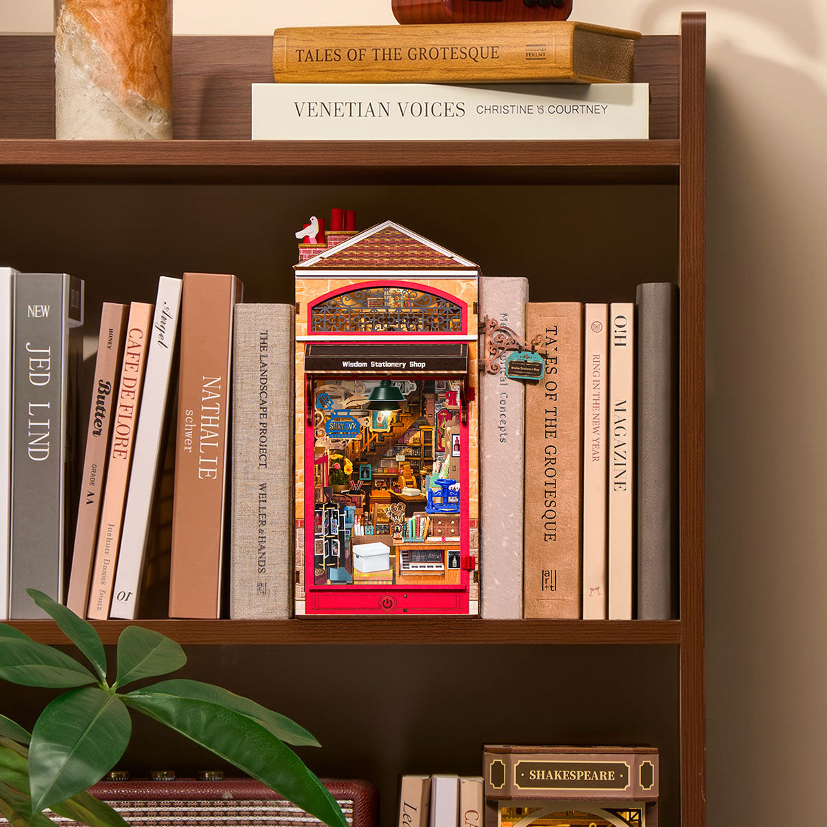 Rolife Wisdom Stationery Shop DIY Book Nook zwischen Büchern auf einem Bücherregal