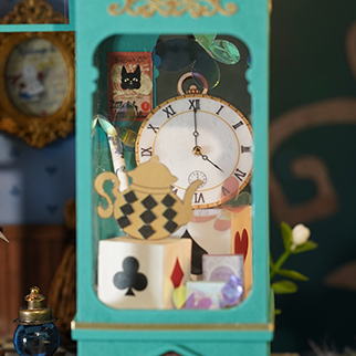 Alice's Tea Store DG156-Uhrenschaufenster mit Wonderland-Details in Nahaufnahme