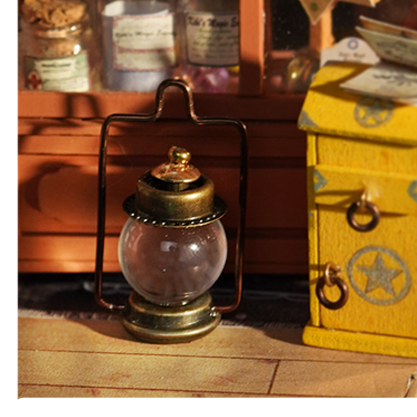 Nahaufnahme von Kiki's Magic Emporium-Laterne und Zaubertrankflasche auf der Ladenfläche