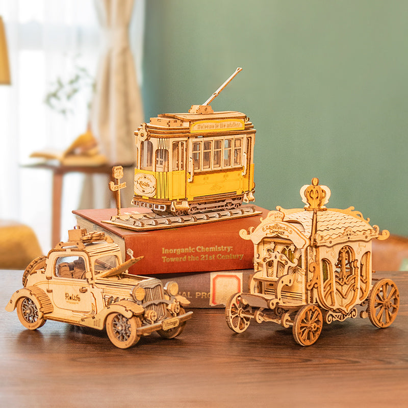 Rolife Vintage Car mit anderen Miniaturfahrzeugmodellen und Büchern ausgestellt