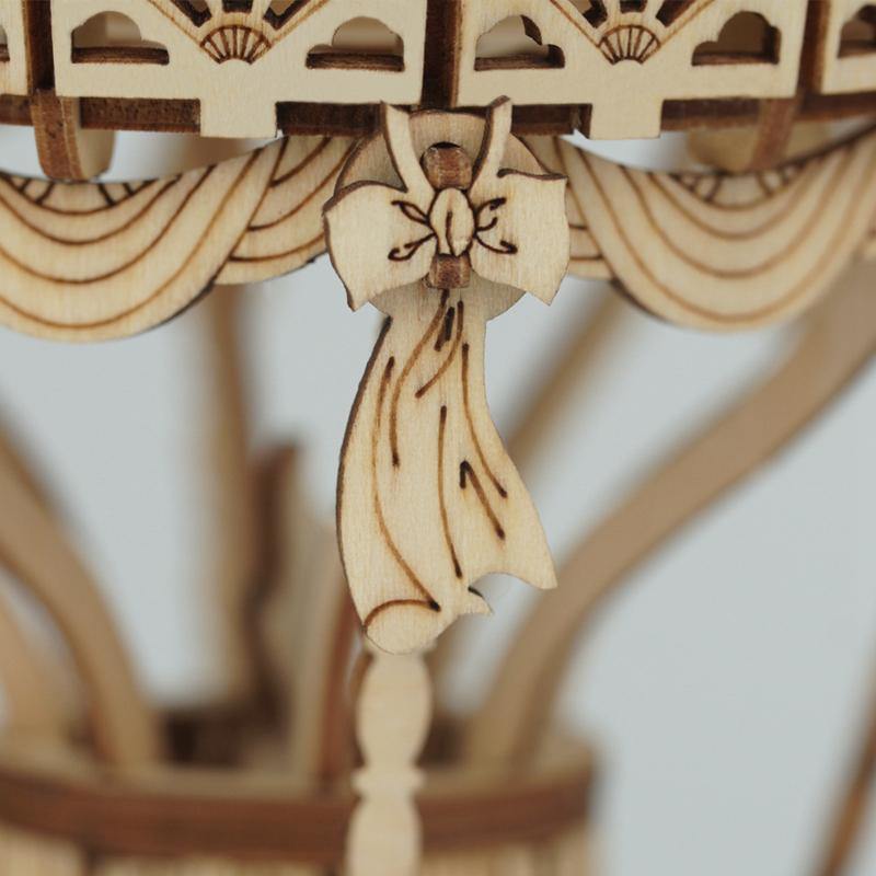 Nahaufnahme des Rolife-Heißluftballons mit hängendem Bandornament-Detail