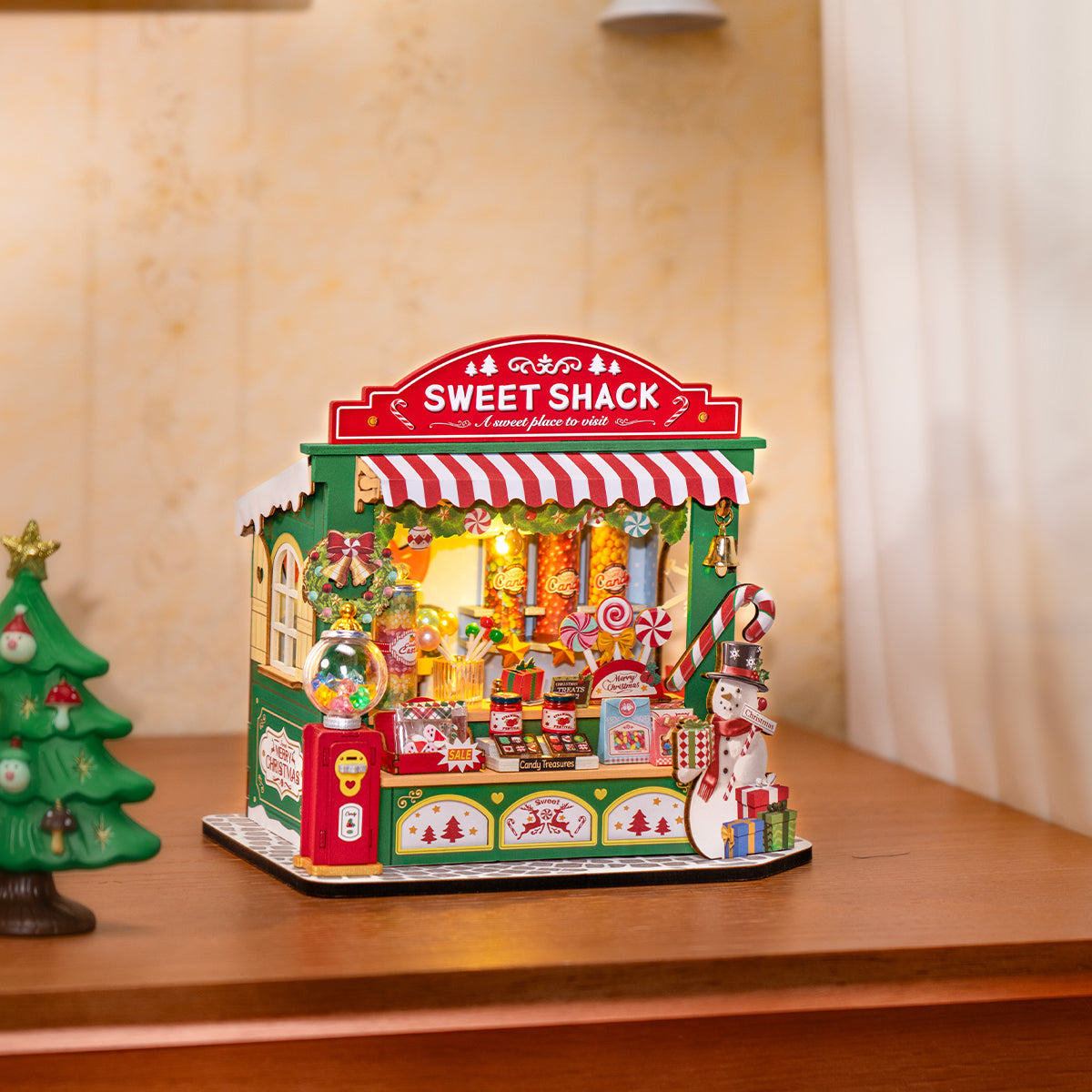 Weihnachts-Süßigkeitenständer DS043, Tischdekoration neben einem kleinen Weihnachtsbaum
