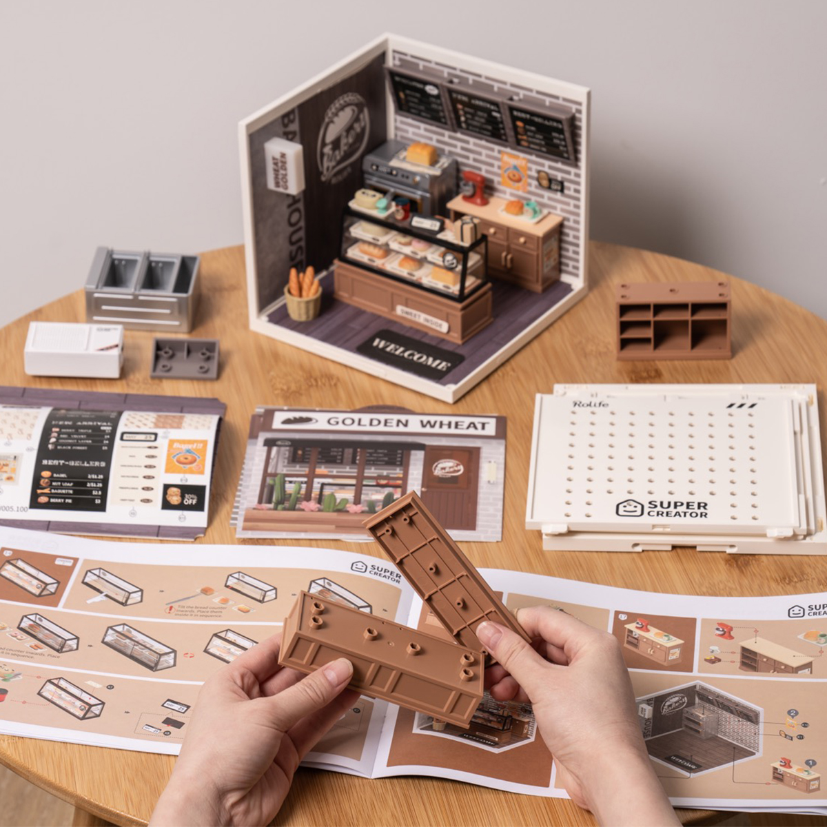 Rolife Golden Wheat Bakery Super Creator Miniaturhaus DW005B, praktische Montageszene