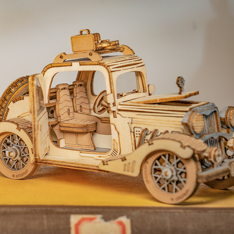 Rolife Oldtimer TG504 Seitenansicht mit offener Tür und Reserverad