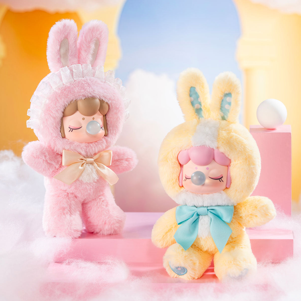 Nanci's Shining Bunny MNBXX rosa und gelbe Plüschpuppen in einer pastellfarbenen Ausstellungsszene