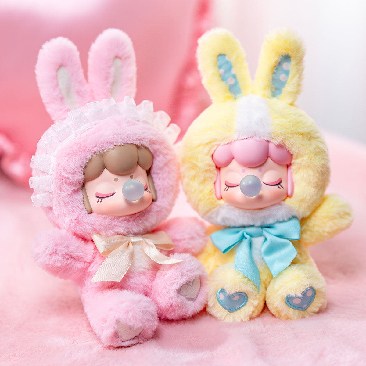 Nanci's Shining Bunny MNBXX rosa und gelbe Plüschpuppen, die nebeneinander sitzen