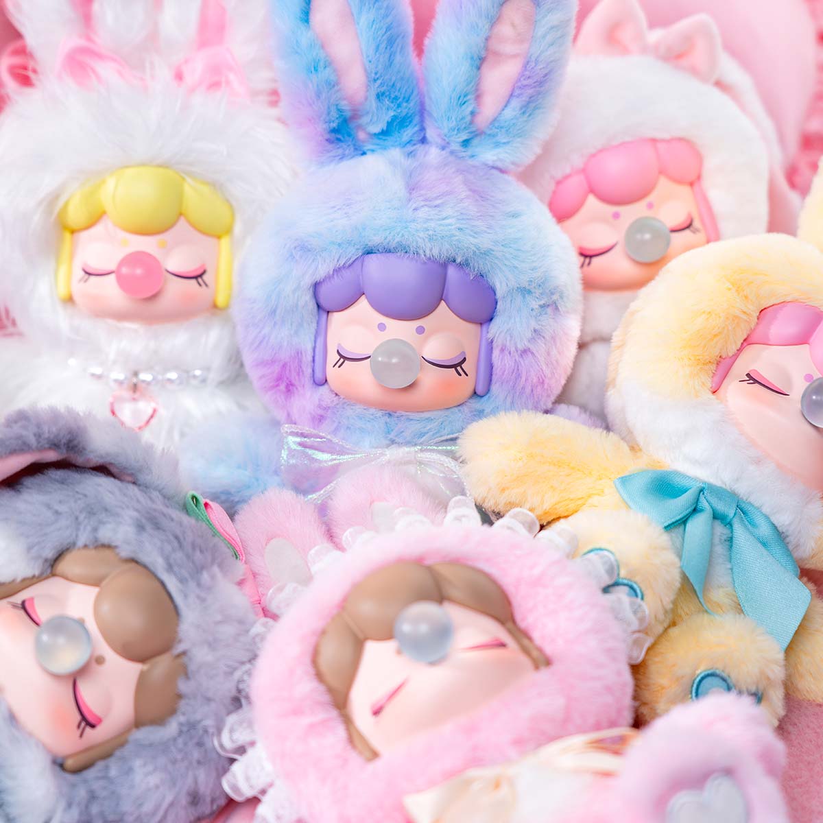 Nahaufnahme von Nancis Plüschpuppenreihe Shining Bunny MNBXX in pastellfarbenen Hasenkostümen