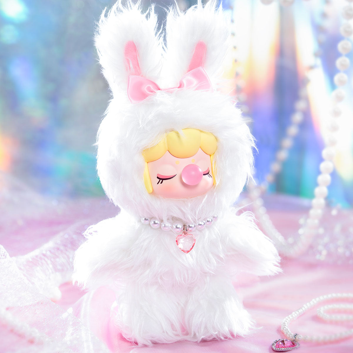 Nanci's Shining Bunny MNBXX versteckter weißer Plüschhase in einer verträumten Pastellszene.