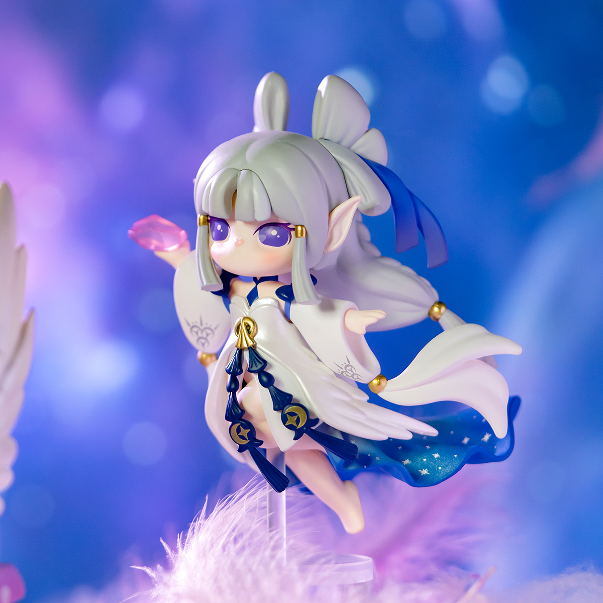 Rolife Surprise-figuurpoppen - Paradise Guardians close-up met witharig gevleugeld personage scène