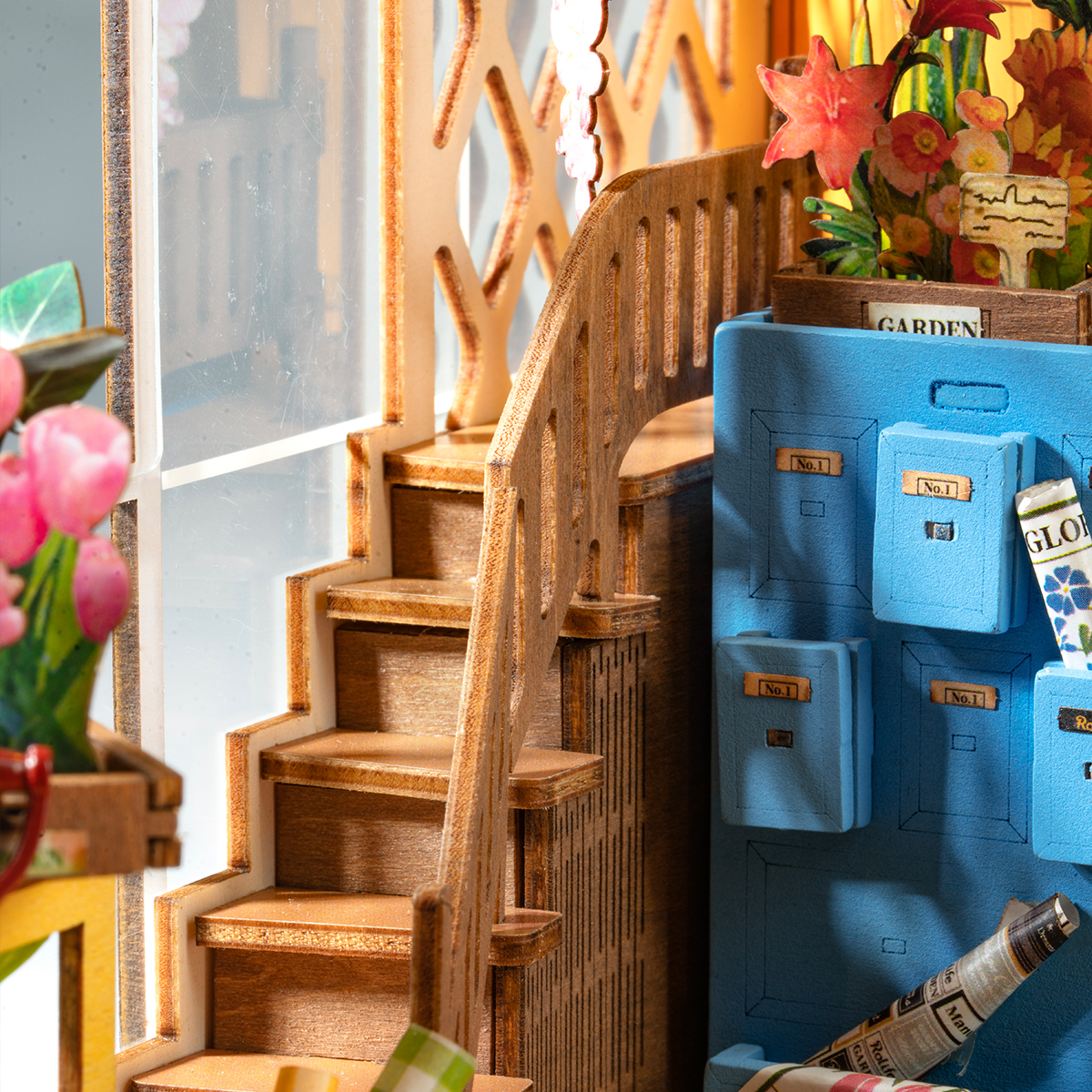 Rolife DIY Book Nook Kit - Holiday Garden House TGB06 trapdetail close-up