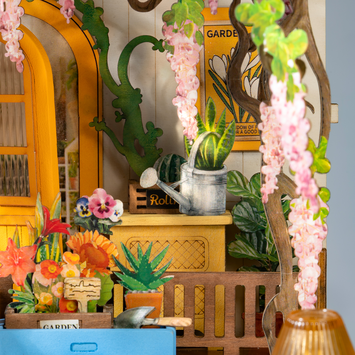Rolife DIY Book Nook Kit - Holiday Garden House TGB06 close-up met bloemboogdetail