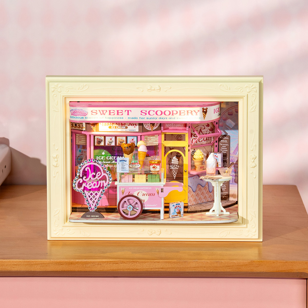 Rolife Sweet Scoopery Ice Cream DP002 verhaalframe weergegeven op een tafelblad
