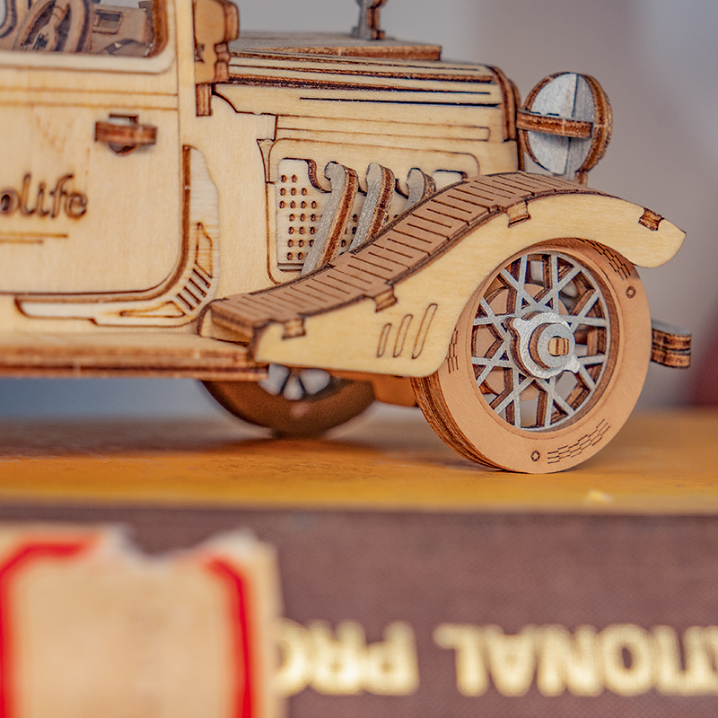 Close-up van het voorspatbord en de wieldetails van de Rolife Oldtimer
