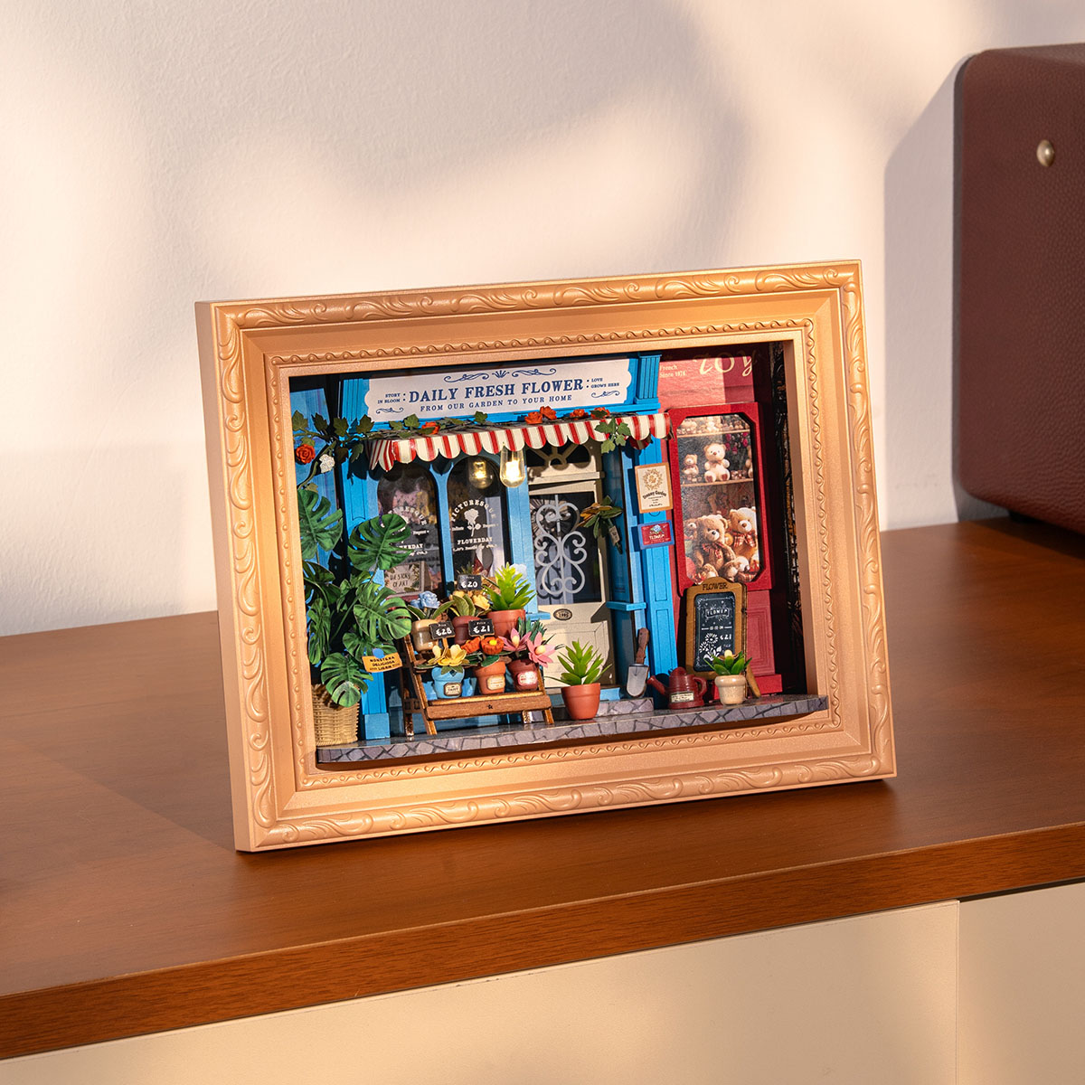 Rolife Daily Fresh Flower DP003 verhaalframe weergegeven op een tafelblad