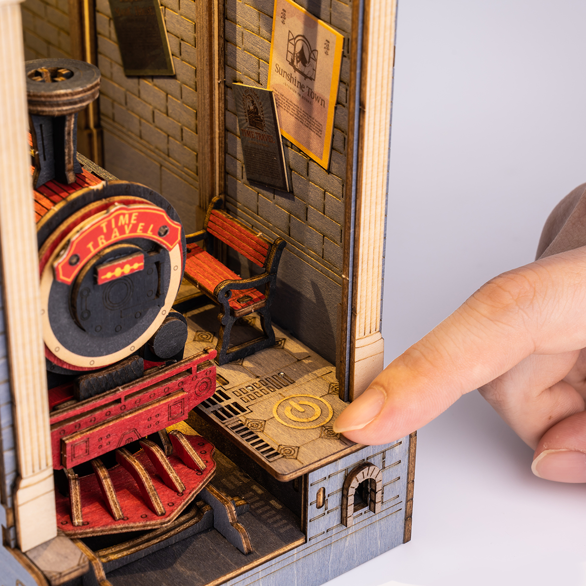 Rolife DIY Book Nook Kit Tijdreizen TGB04 locomotief voorplatform detail close-up
