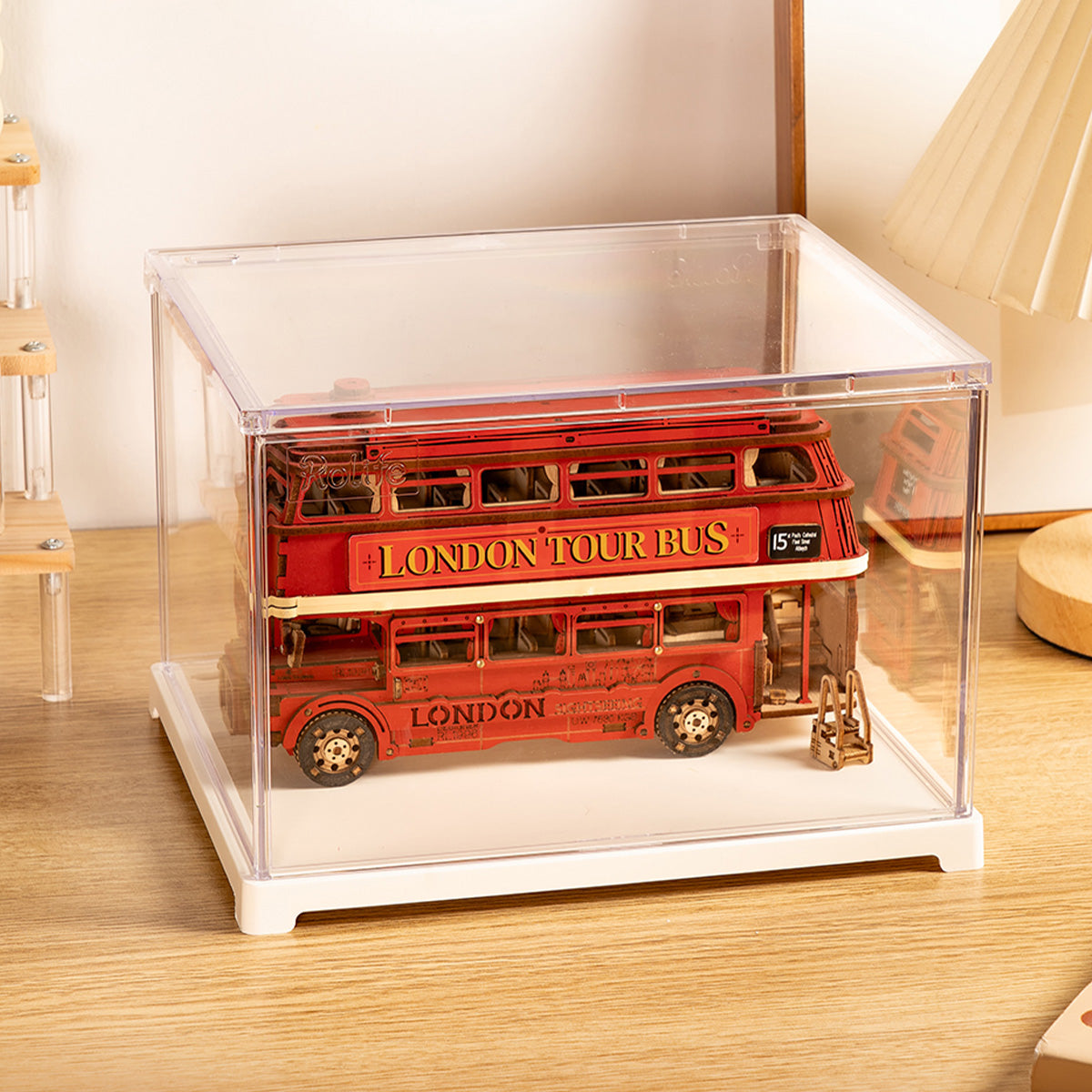DF04L acryl displaydoos met een rood busmodel erin