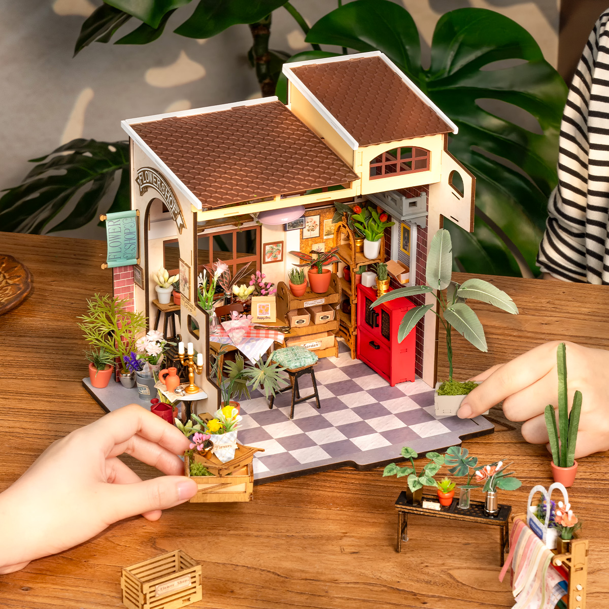 Rolife DIY miniatuur poppenhuis - Emily's Flower Shop DG145 display plank detail close-up