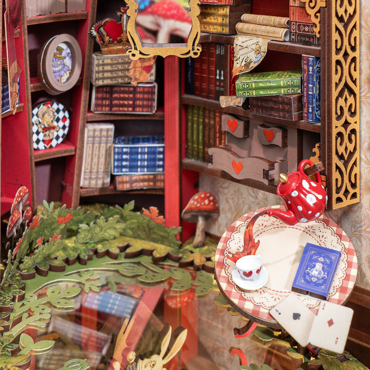 Close-up van Fall into Wonder TGB12-interieur met boeken, theeservies en Wonderland-rekwisieten