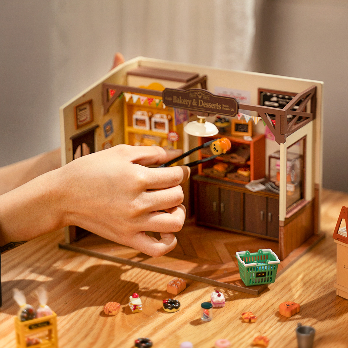 Rolife DIY Miniatuurhuis - Becka's Bakhuis DG161 praktische montagescène