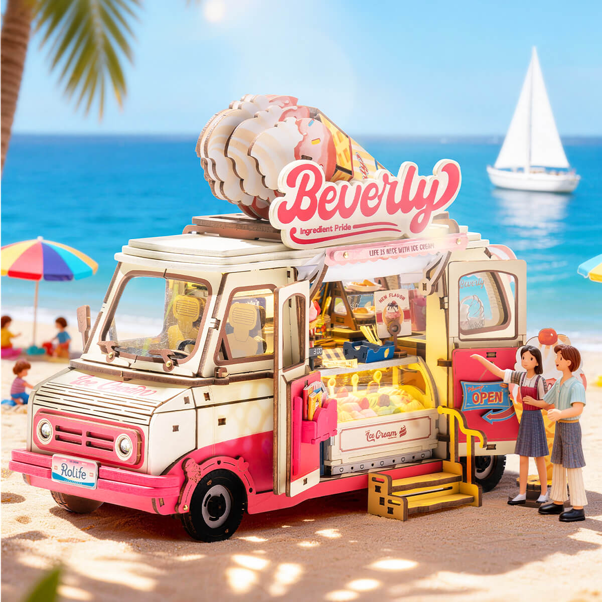 Beverly's ijswagen TGS06 in een zonnig straatbeeld aan het strand